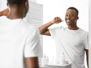 homem negro escovando so dentes